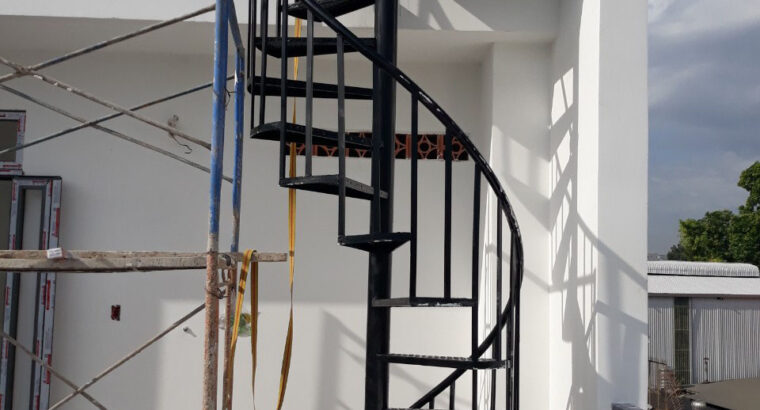 Cầu thang sắt lên sân thượng – Mẫu mới tại hcm